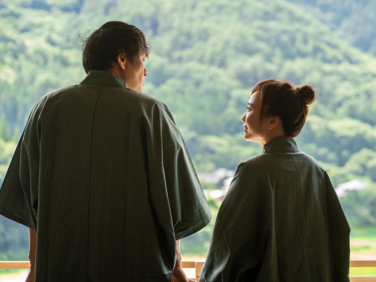 画像:浴衣を着てお互いを見つめる男女