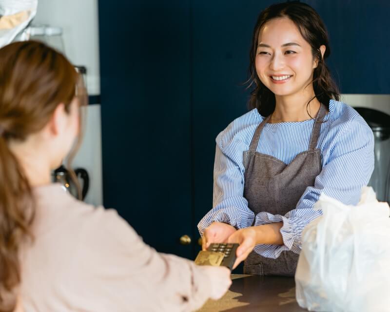 画像:タッチ決済を行なっている様子
